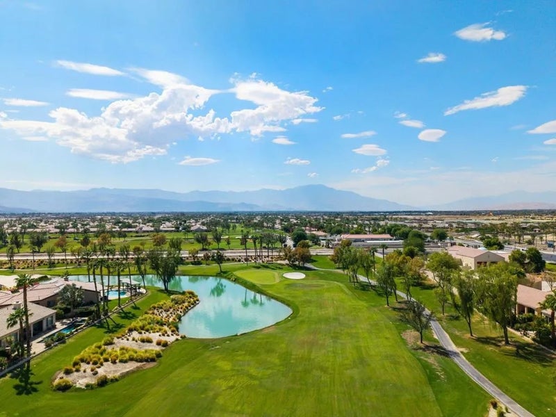 81151 Avenida Tres Lagunas