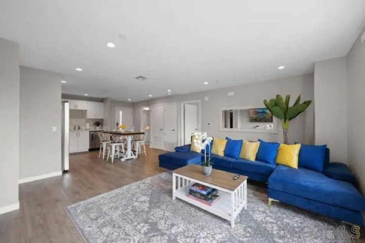 3909 Voltaire St 306