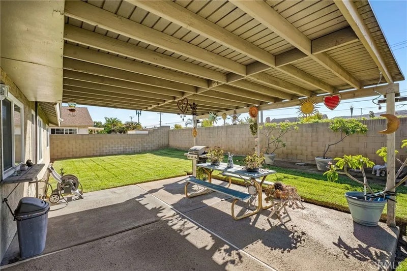 1216 Grossmont