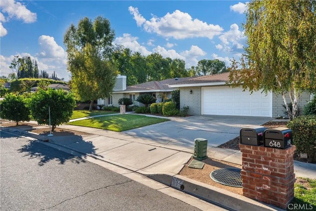Photo of 652 E Mariposa Dr, Redlands, CA 92373 (MLS # IG25252878)