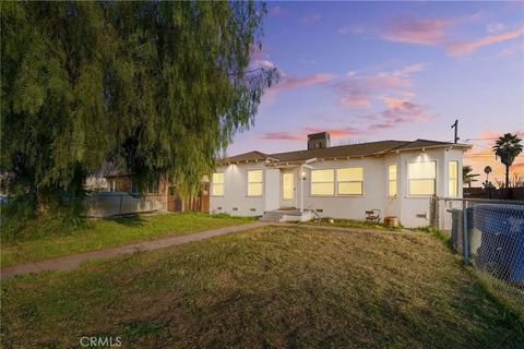 Photo of 508 El Prado Dr, Bakersfield, CA 93304 (MLS # NS26086723)
