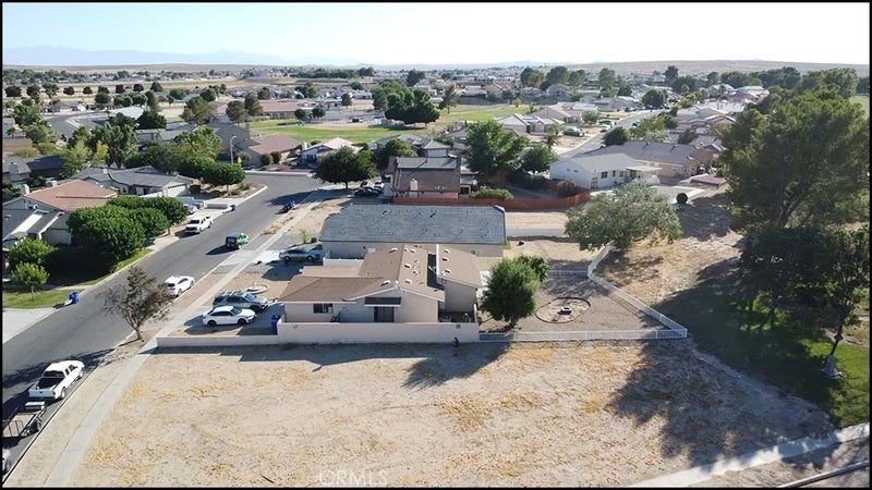 27400 Cloverleaf Lane