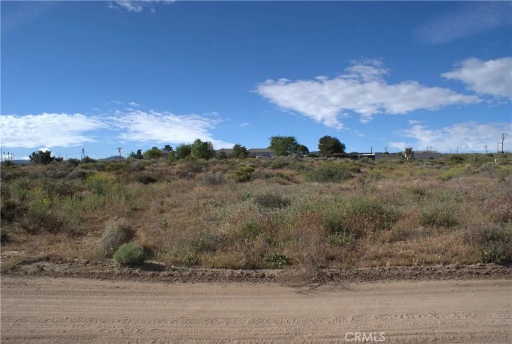 Photo of 0 Prairie Trl, Oak Hills, CA 92344 (MLS # CV26079315)