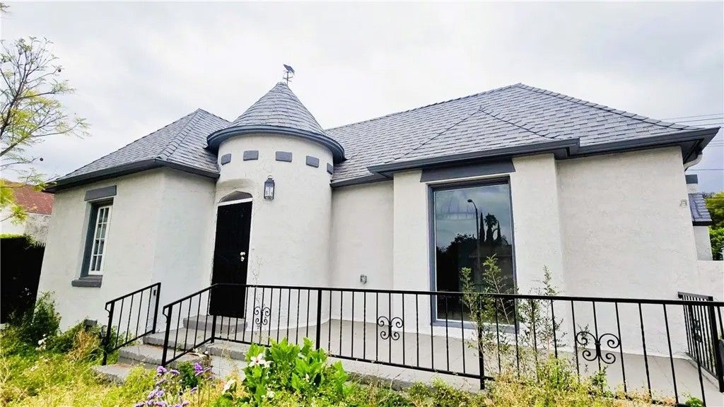 Photo of 2187 E Villa St, Pasadena, CA 91107 (MLS # DW26072055)