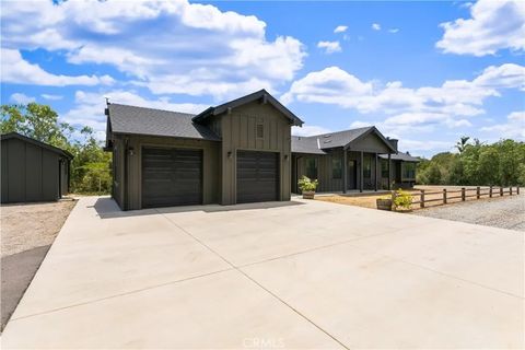 Photo of 1104 Sierra Bonita, Fallbrook, CA 92028 (MLS # ND26119271)