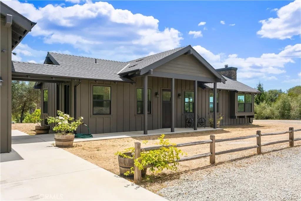 Photo of 1104 Sierra Bonita, Fallbrook, CA 92028 (MLS # ND26119271)