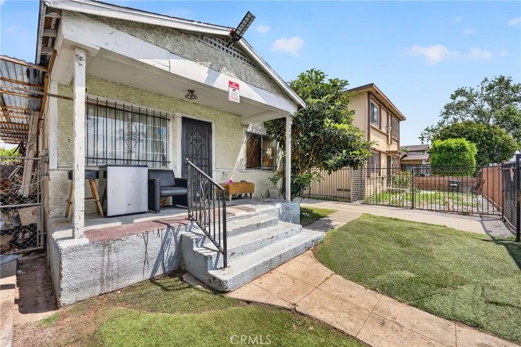 Photo of 209 W 89th ST, Los Angeles, CA 90003 (MLS # DW26096436)