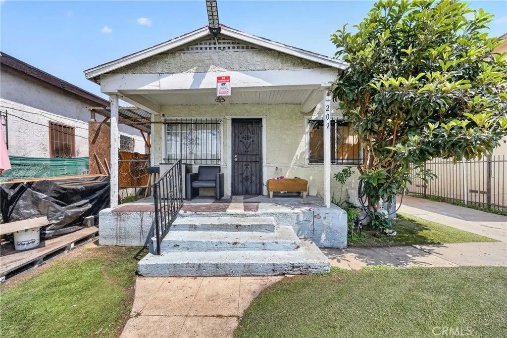 Photo of 209 W 89th ST, Los Angeles, CA 90003 (MLS # DW26096436)