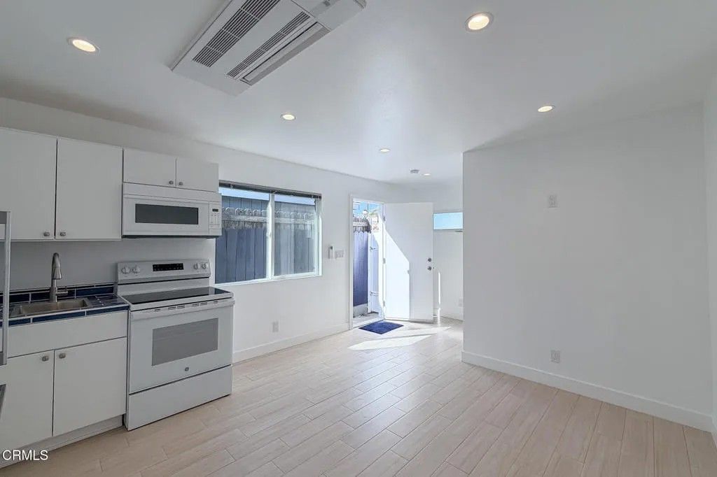 Photo of 118 Bardsdale Avenue, Oxnard, CA 93035 (MLS # V1-34458)