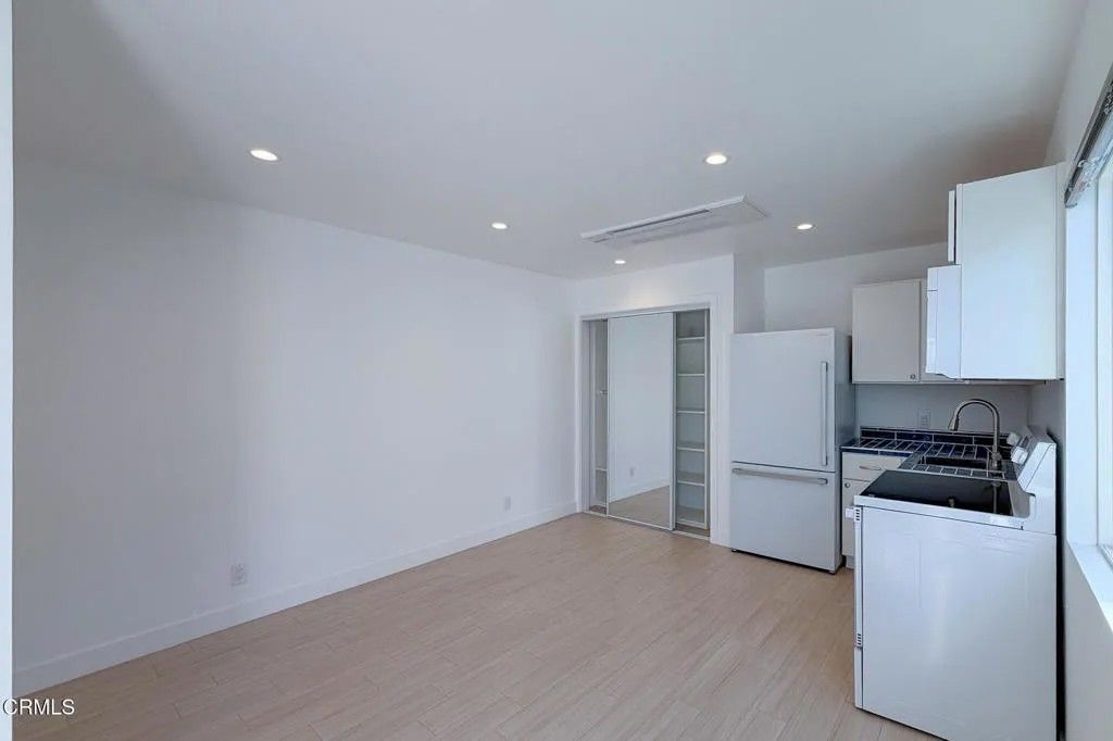 Photo of 118 Bardsdale Avenue, Oxnard, CA 93035 (MLS # V1-34458)