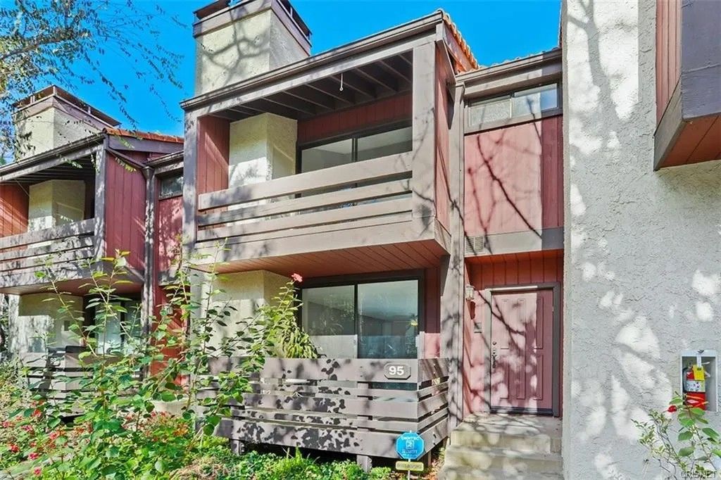 Photo of 21930 Marylee St #95, Woodland Hills, CA 91367 (MLS # SR26054488)