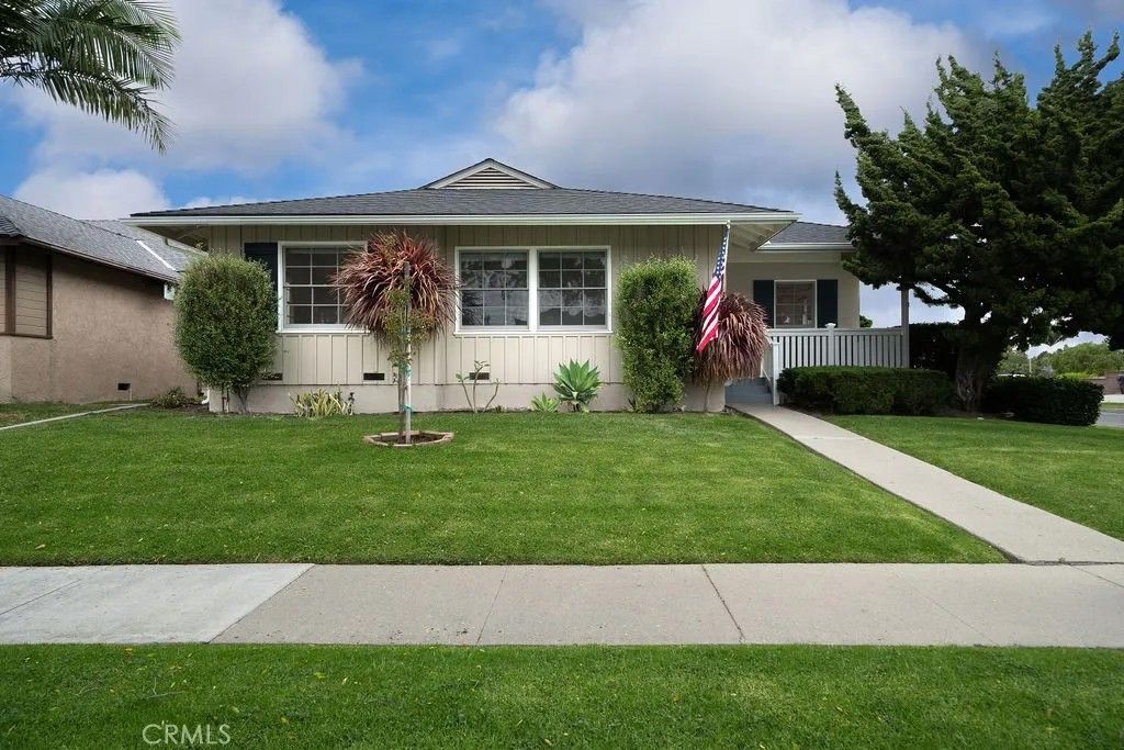 Photo of 2542 Vuelta Grande Ave, Long Beach, CA 90815 (MLS # OC25280056)