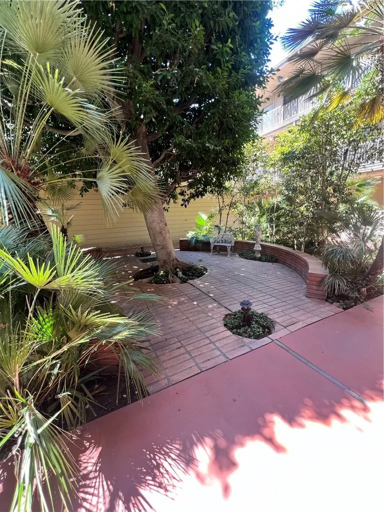215 N Kenwood Street 106