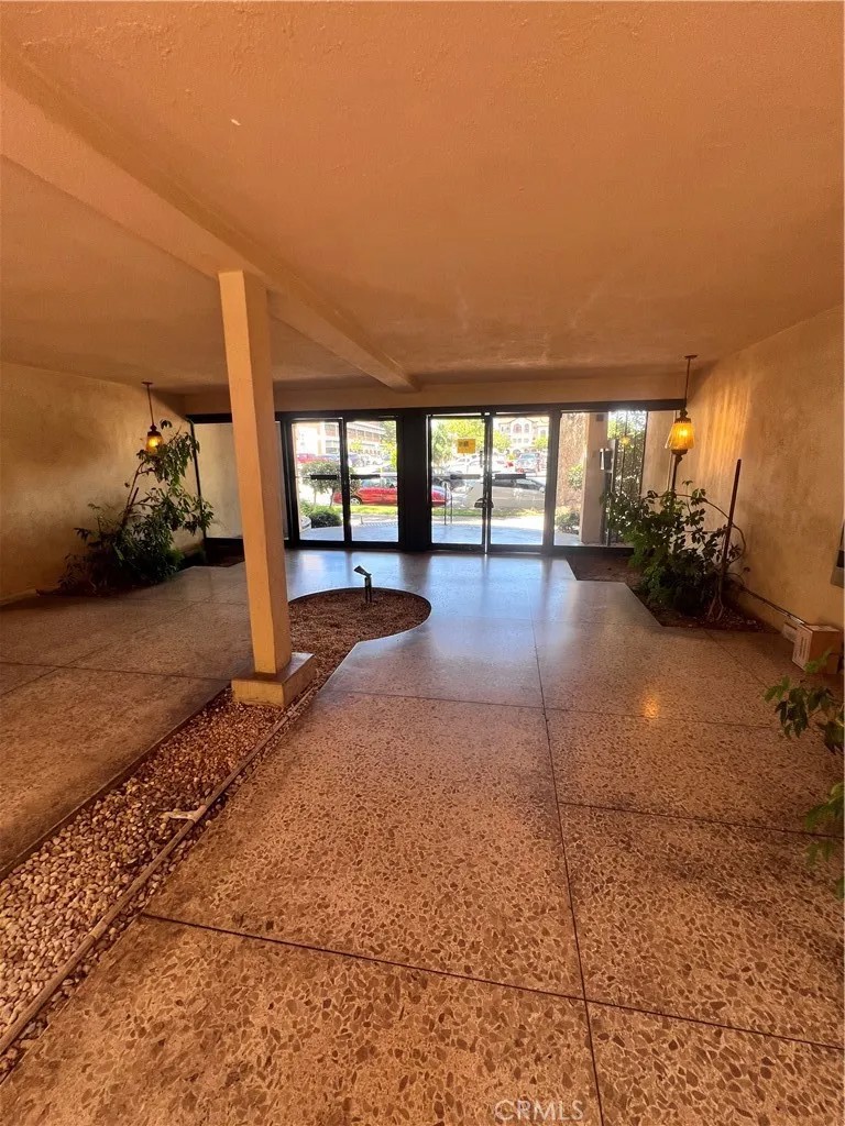215 N Kenwood Street 106