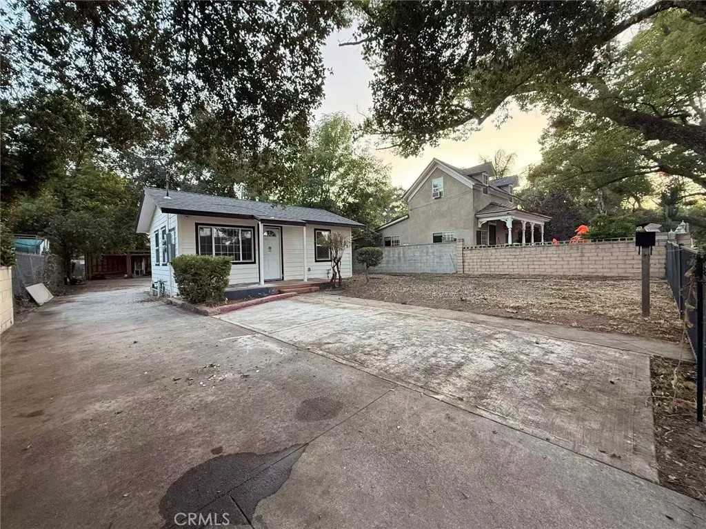 170 E Tremont