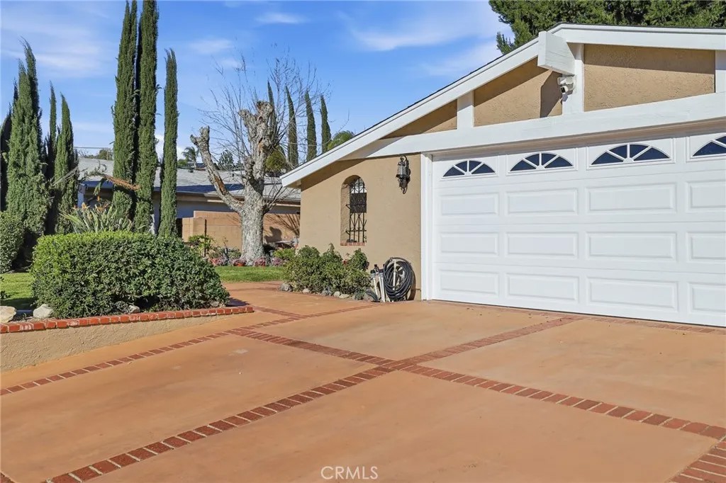 18927 Claycrest