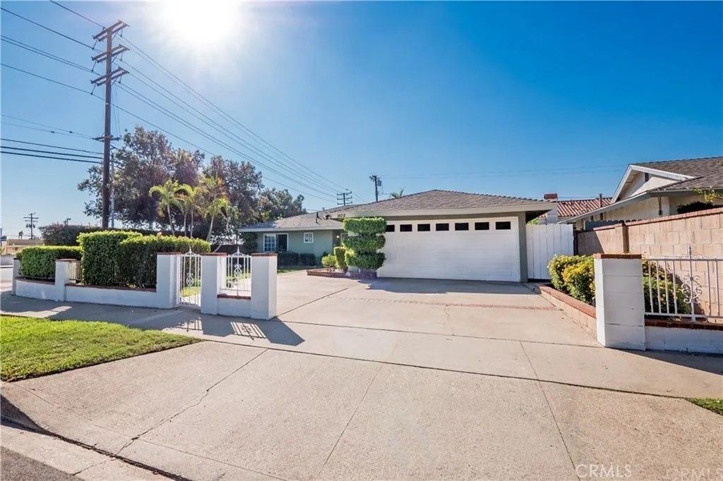 Photo of 905 N Bender Ave, Covina, CA 91724 (MLS # WS26030933)