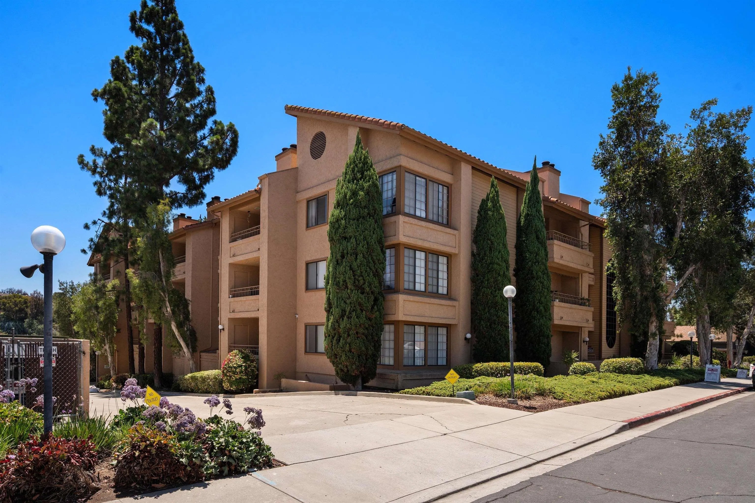 5649 Lake Park 102