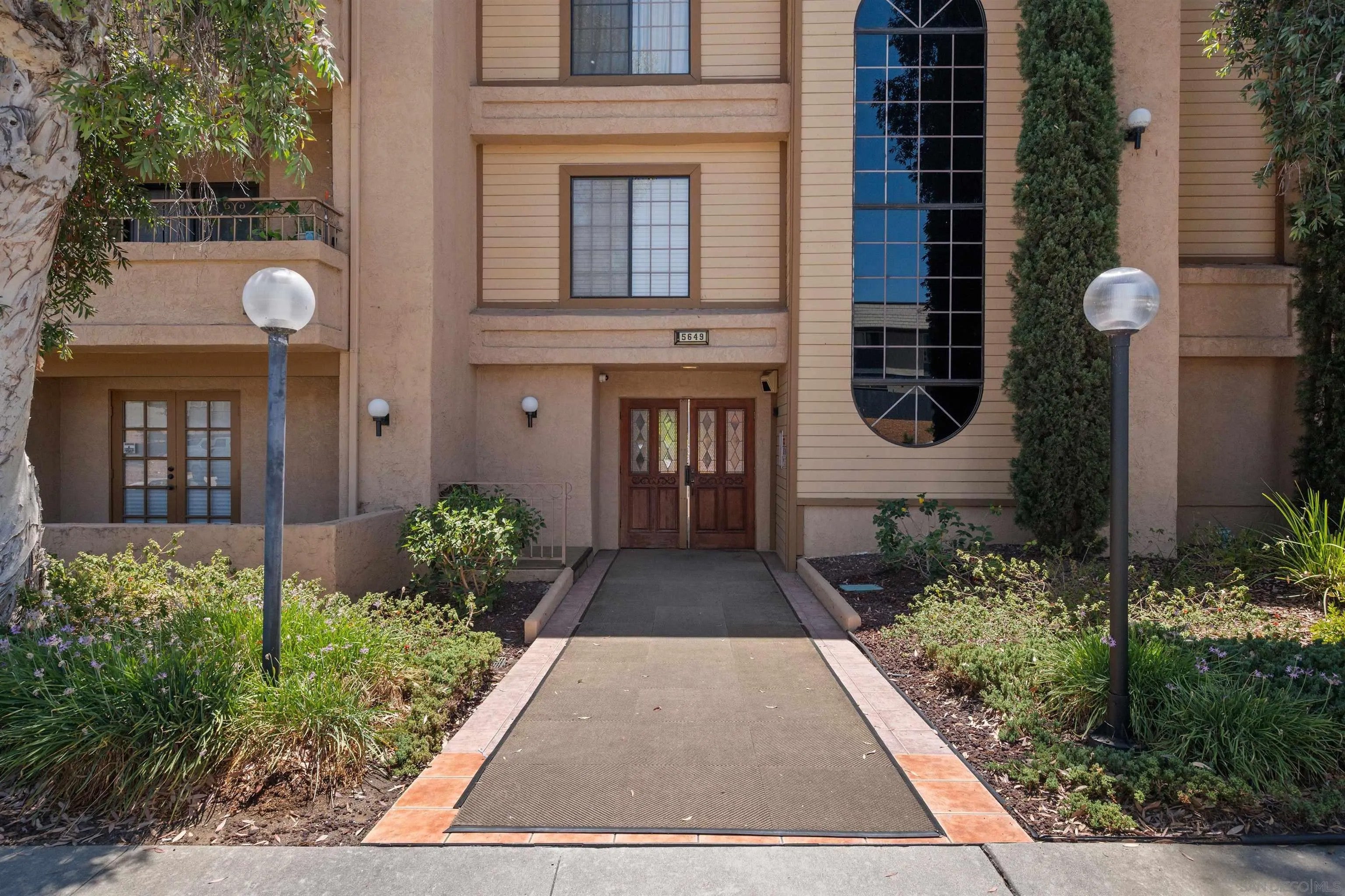 5649 Lake Park 102
