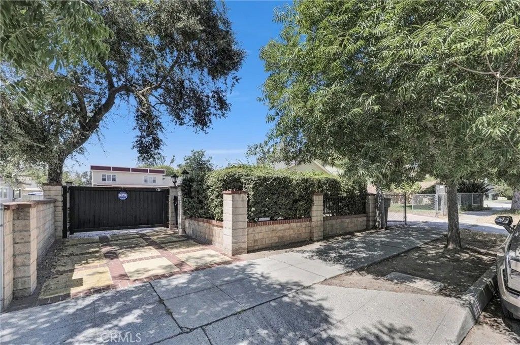 Photo of 1325 Glen Ave, Pasadena, CA 91103 (MLS # CV26092651)