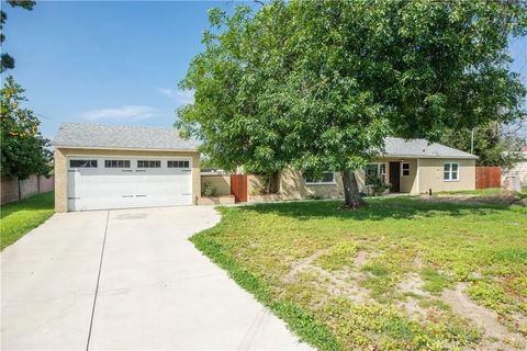 Photo of 9537 Lemona Ave, North Hills, CA 91343 (MLS # SR26049220)