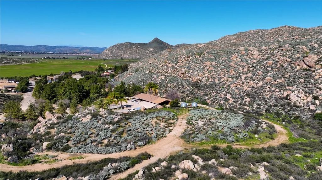 Photo of 25 Starlight Mesa, Hemet, CA 92544 (MLS # SW26027339)