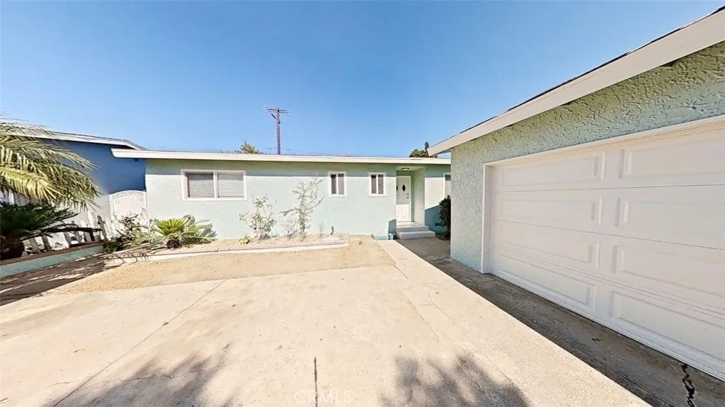 1201 S Douglas