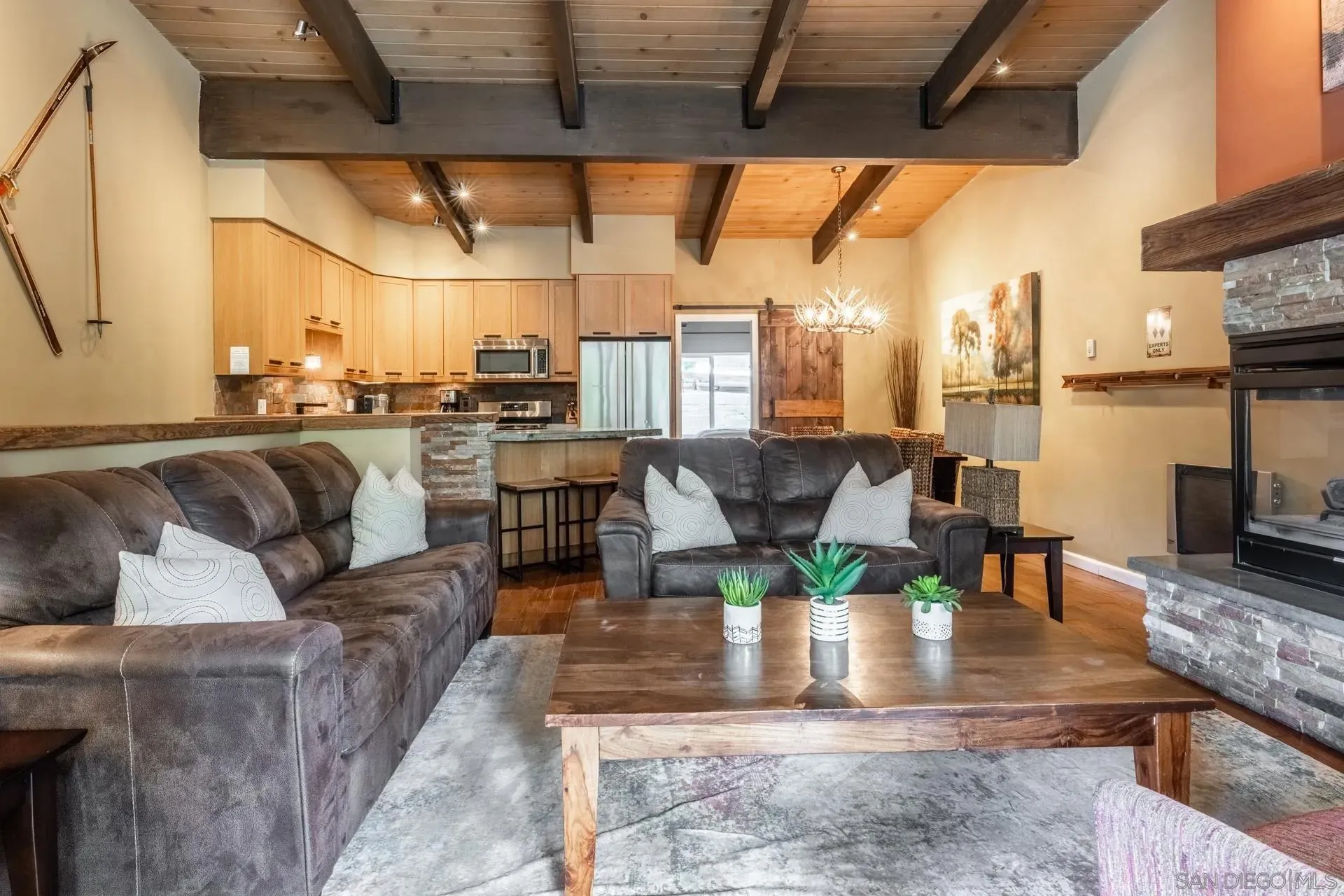 Mammoth Lakes, California 93546, United States, 3 Bedrooms Bedrooms, ,3 BathroomsBathrooms,Residential,Active,171584