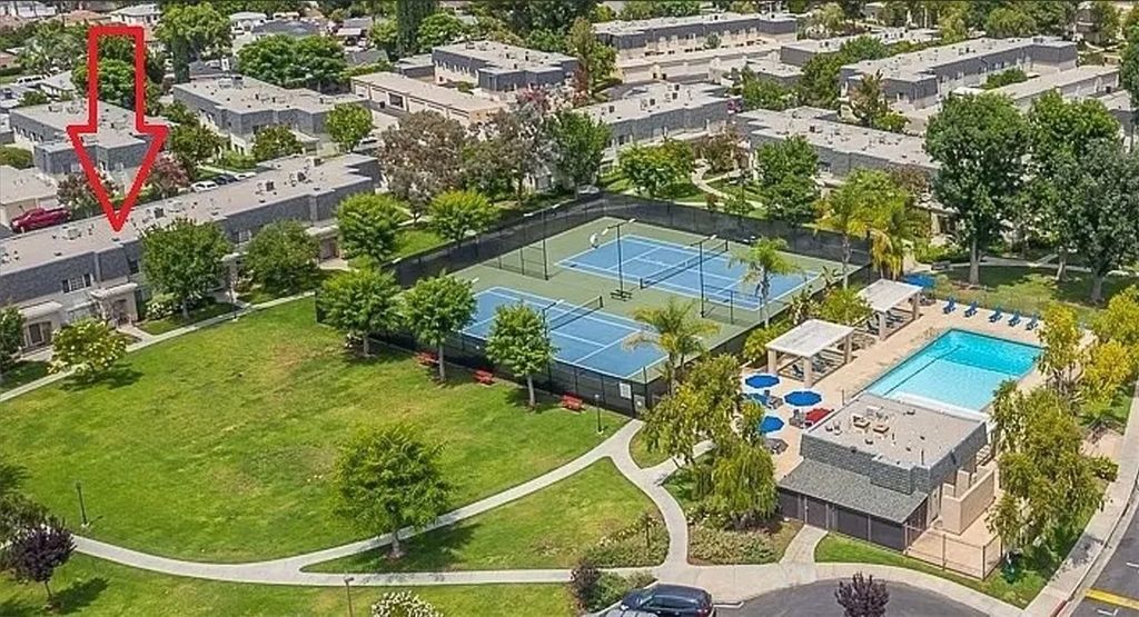 Photo of 19142 Haynes Street #4, Reseda, CA 91335 (MLS # OC26046136)