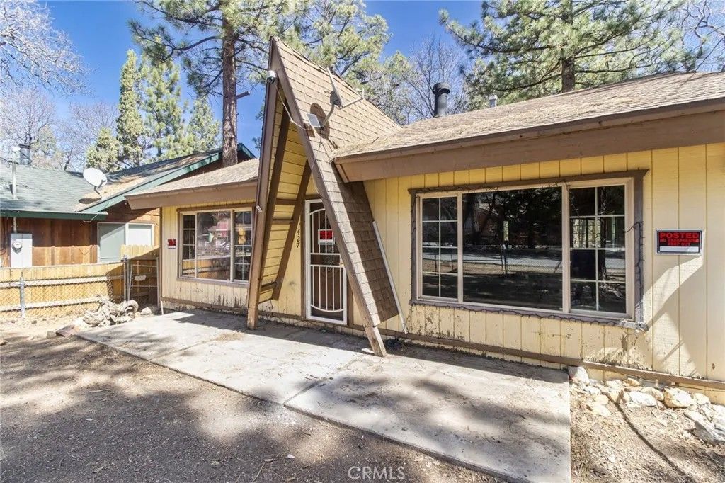 Photo of 427 Holmes Ln, Sugarloaf, CA 92386 (MLS # IV26065104)