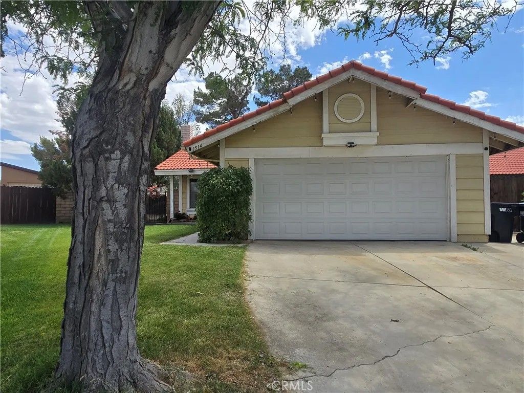 Photo of 1514 Essex LN, Lancaster, CA 93534 (MLS # SR26103662)