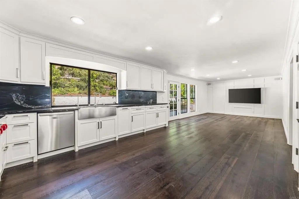 Photo of 1060 Chantilly Road, Los Angeles, CA 90077 (MLS # NDP2608441)
