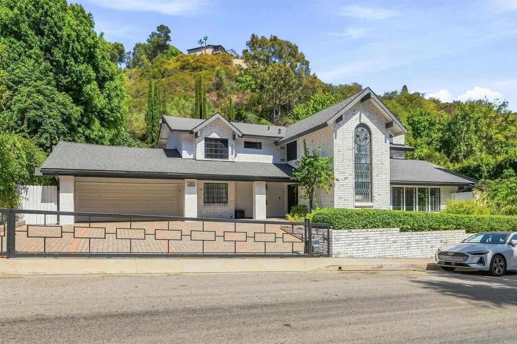 Photo of 1060 Chantilly Road, Los Angeles, CA 90077 (MLS # NDP2608441)