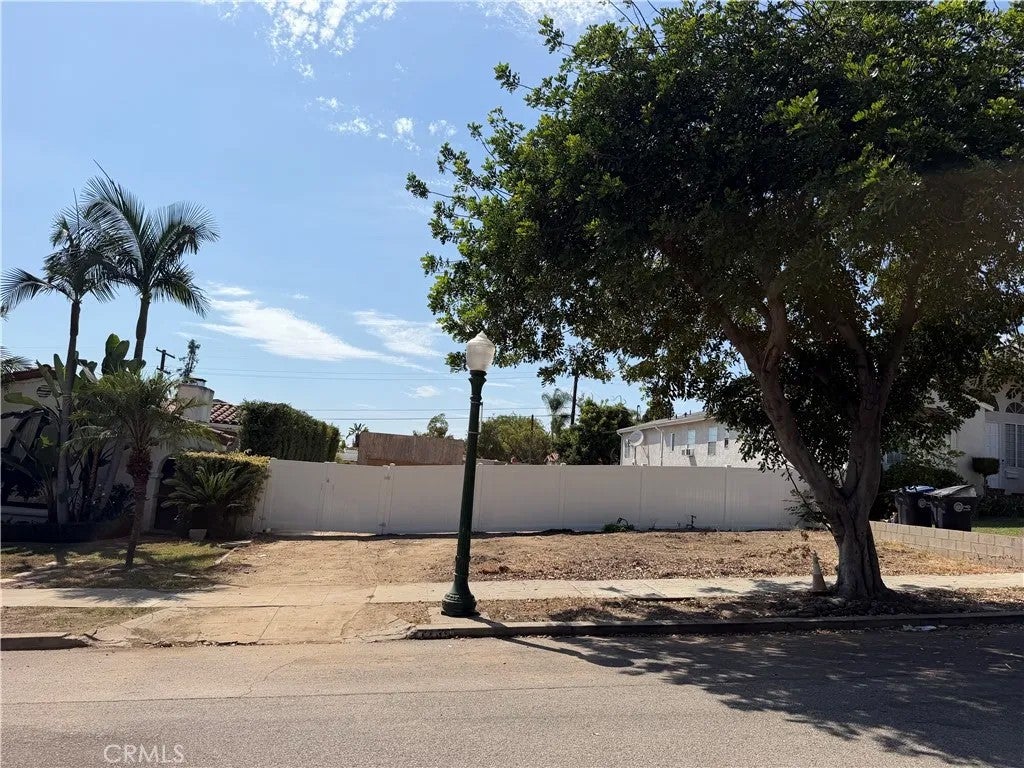 Photo of 1239 N Everett ST, Glendale, CA 91207 (MLS # GD26176070)