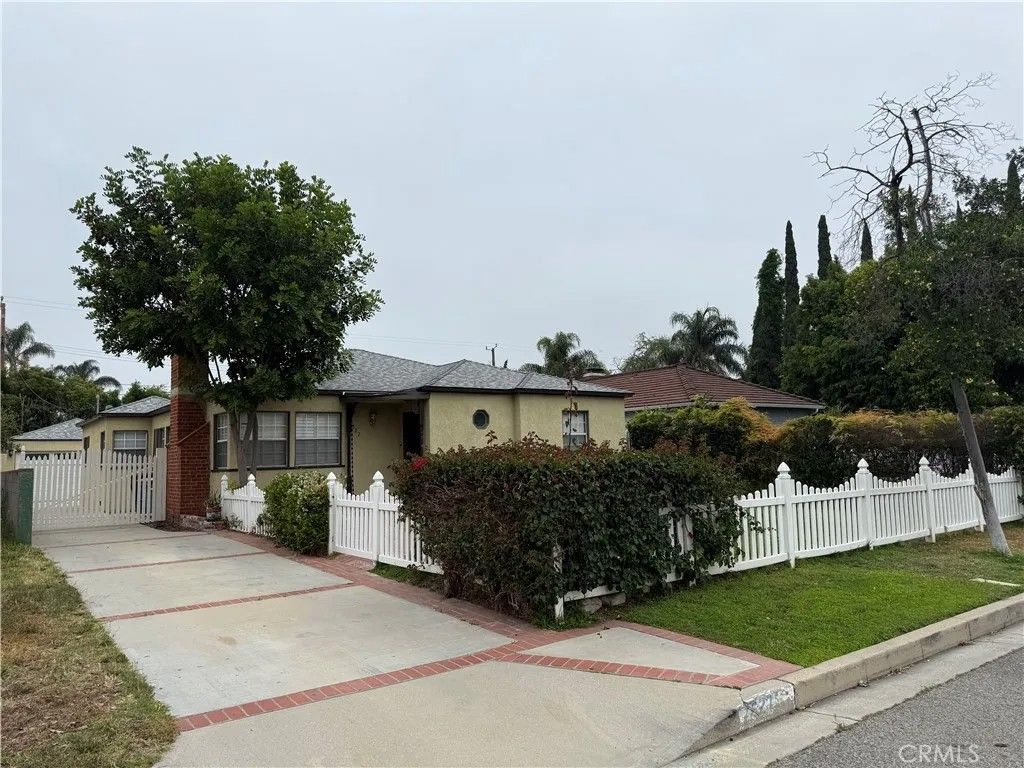 Photo of 527 S Orchard DR, Burbank, CA 91506 (MLS # BB26100348)