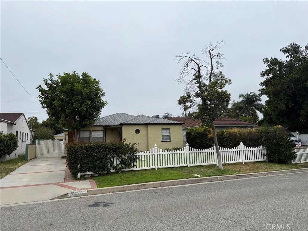 Photo of 527 S Orchard DR, Burbank, CA 91506 (MLS # BB26100348)