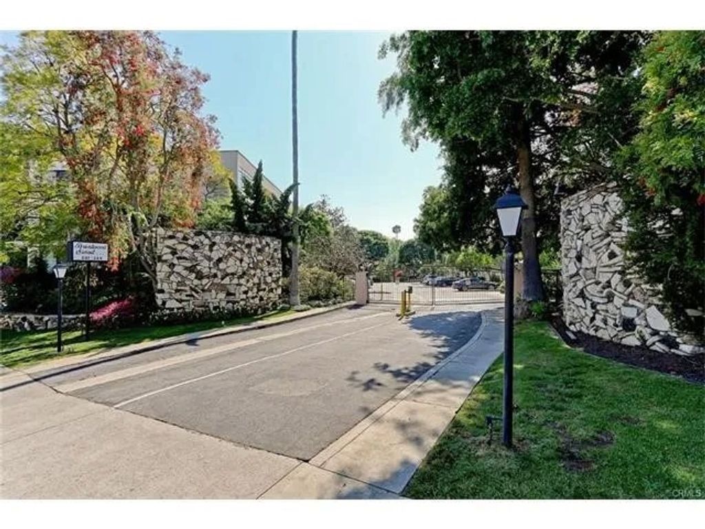 Photo of 241 S Barrington Avenue #B4, Los Angeles, CA 90049 (MLS # SB25254089)