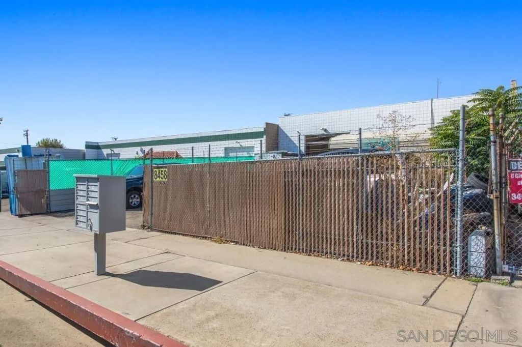 Photo of 8458 Loma Pl, Upland, CA 91786 (MLS # 250045199)