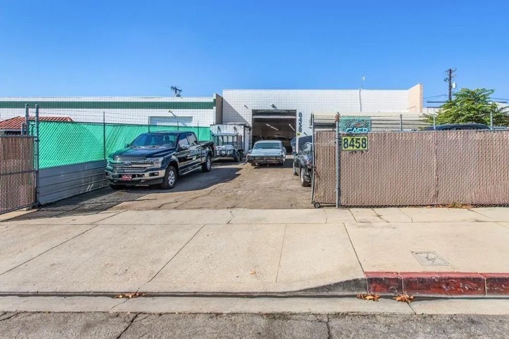 Photo of 8458 Loma Pl, Upland, CA 91786 (MLS # 250045199)