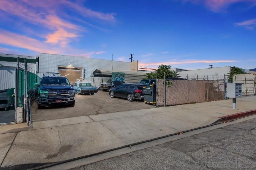 Photo of 8458 Loma Pl, Upland, CA 91786 (MLS # 250045199)