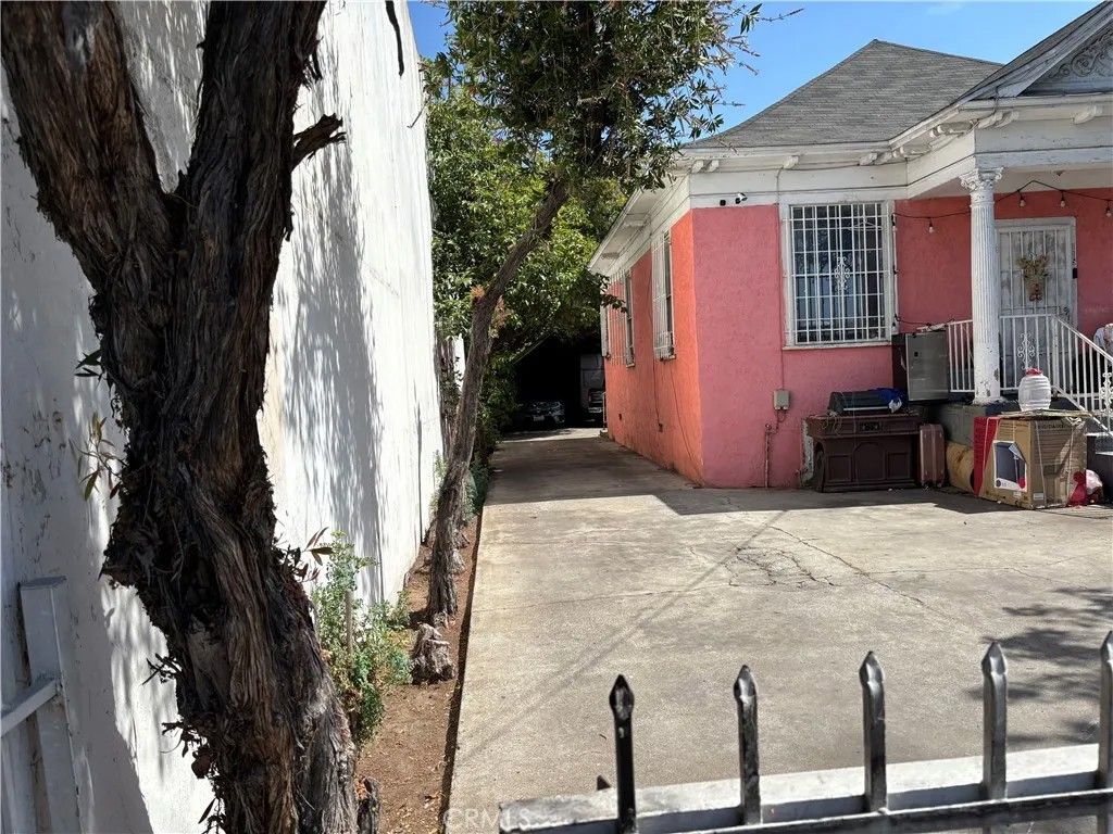 Photo of 115 E 36th St, Los Angeles, CA 90011 (MLS # DW26084312)