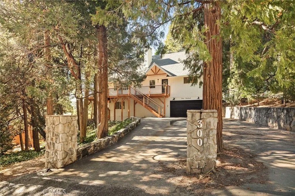 Photo of 300 Pioneer Rd, Lake Arrowhead, CA 92352 (MLS # IG25267357)