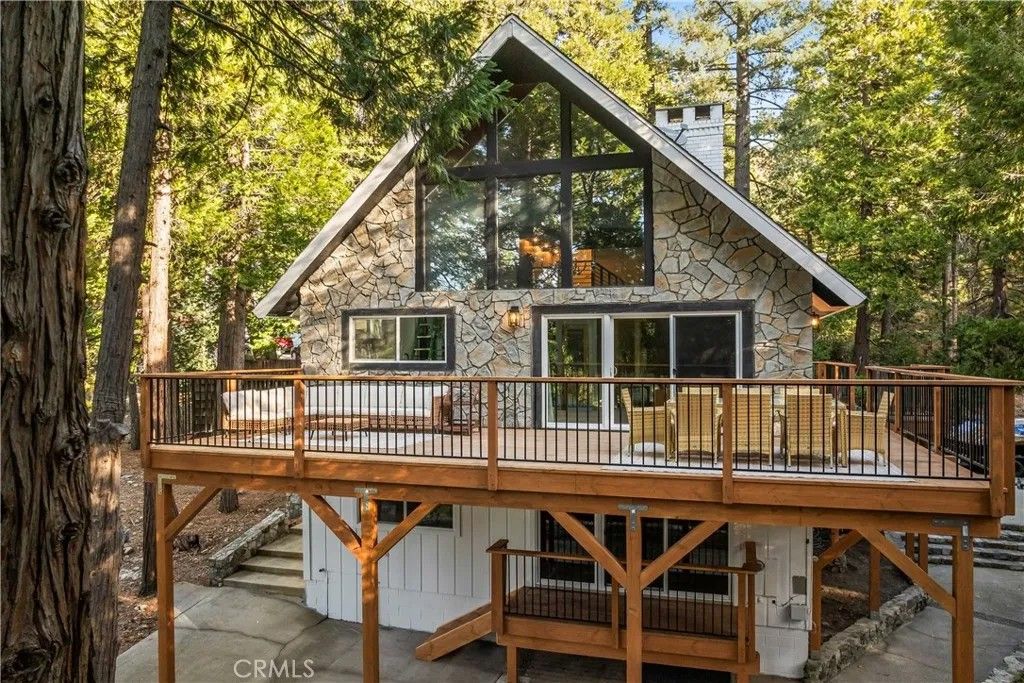Photo of 300 Pioneer Rd, Lake Arrowhead, CA 92352 (MLS # IG25267357)