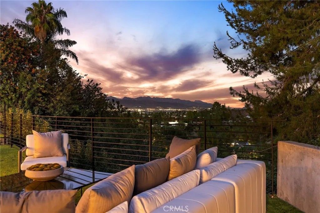 Photo of 4406 Medley, Encino, CA 91316 (MLS # SR26006691)