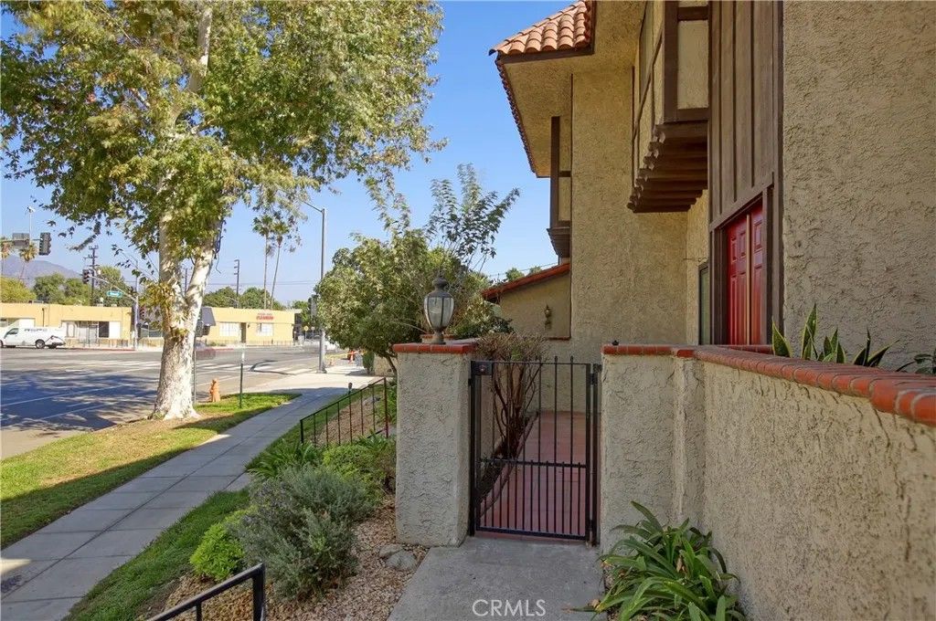 Photo of 400 W Riverside Drive #2, Burbank, CA 91506 (MLS # SR25268430)
