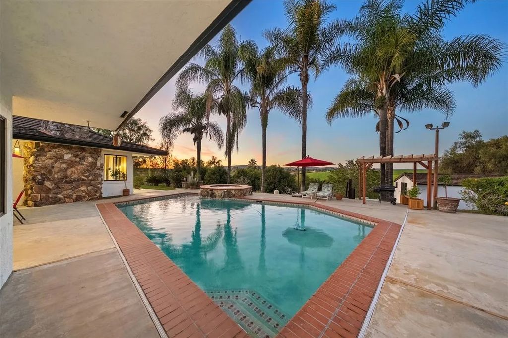 Photo of 1650 Winterwarm Drive, Fallbrook, CA 92028 (MLS # SW26007543)