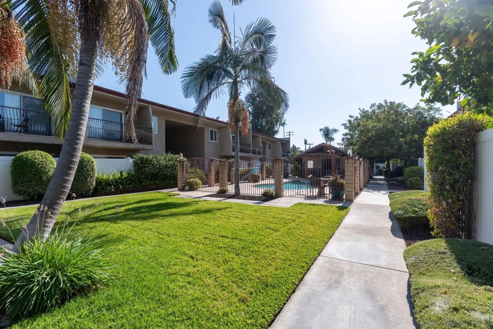930 Peach Ave 25