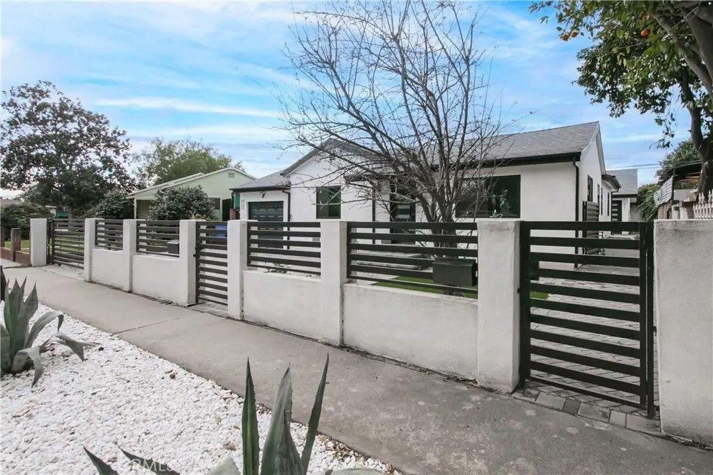 Photo of 8143 Hazeltine, Panorama City, CA 91402 (MLS # SR25267369)