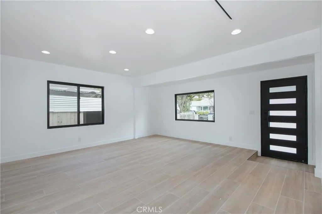 Photo of 8143 Hazeltine, Panorama City, CA 91402 (MLS # SR25267369)