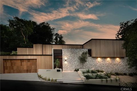 Photo of 3977 Oeste Avenue, Studio City, CA 91604 (MLS # SR26084431)